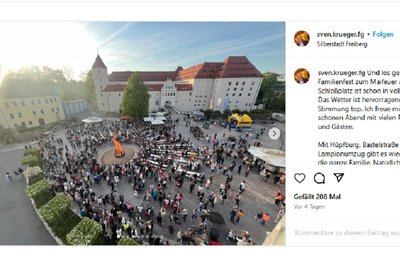 Nichts als gute Stimmung und tolles Wetter sah Noch-Bürgermeister, jetzt Landrat, Sven Krüger am 30. April auf dem Freiberger Schlossplatz. An der Schwarzen Sonne am Ellbogen seines Foto-Gegenübers stieß er sich ebensowenig wie an der Shirt-Aufschrift „NS-Fightclub“.
