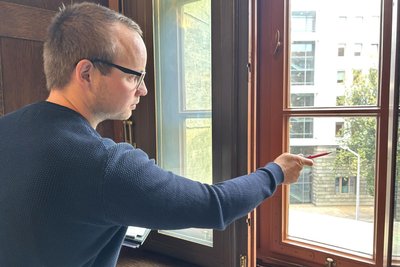 Präzision ist alles: Prüfer Daniel Friedel schaut nach, ob Schlieren an den Fenstern sind.