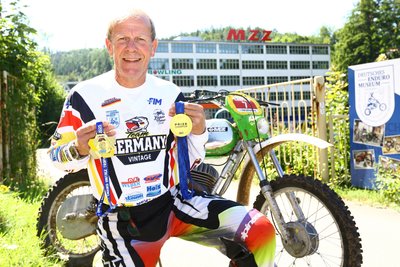 Uwe Weber errang neben dem Mannschaftstitel souverän auch den Sieg in seiner Klasse A3 sowie in der Gesamtwertung der Klasse A bei der FIM Trophy 2025.
