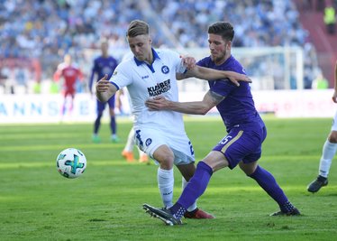 Der Karlsruher Marco Thiede (links) und der Auer Dennis Kempe kämpfen um den Ball.