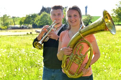 Mut machen und Freude bereiten: Dafür spielen Linda und Erik Küttner jeden Samstagabend in Bräunsdorf auf. 