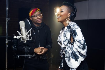 Der Südafrikaner DJ Master KG und Nomcebo Zikode. Ihr Song «Jersualema" entwickelt sich global zu einem Hit, der in Deutschland und Indien, Frankreich, Chile, Italien oder China die Massen bewegt. Weltweit tanzen Menschen mit den gleichen Bewegungen in Hinterhöfen, Quarantäne-Unterkünften, Kirchen, Slums, Krankenhäusern oder auf Parkplätzen.