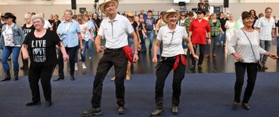 Ein dreitägiges Line-Dance-Spektakel ist in der Schwanenteichsporthalle Mittweida übers Parkett gegangen. Organisiert von den hiesigen Tänzern, folgten mehr als 300 Akteure aus knapp 20 Line-Dance-Interessengemeinschaften - darunter aus Berlin, Potsdam, Weimar und Gera - der Einladung. Neben den Gastgebern wussten auch Teilnehmer aus Mittelsachsen mit Schrittkombinationen zu überzeugen. So etwa Dirk und Sylvia Kunze (mit weißen Hemden und Hüten) von der Gruppe Red Stone aus Rochlitz. 