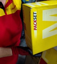 Das Paketaufkommen vor Weihnachten ist in der Regel besonders groß. Zugleich wurden in Plauen jedoch die Öffnungszeiten der Postbank-Filiale reduziert - wegen Personalmangels. 