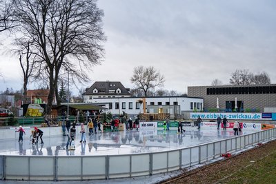 Die Eisbahn am Muldepark empfängt am Samstag den Weihnachtsmann.