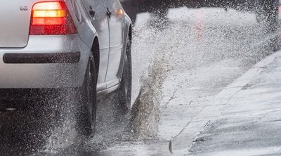 Regen auf der Fahrbahn hat auf der A 72 im Vogtland zu zwei Unfällen geführt (Symbolbild). 