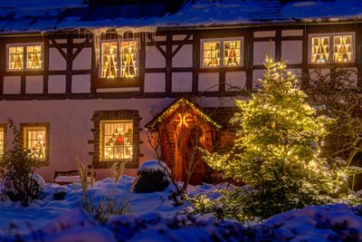 Lichterecken in jedem Fenster: So sieht die Weihnachtsbeleuchtung in Mauersberg aus.