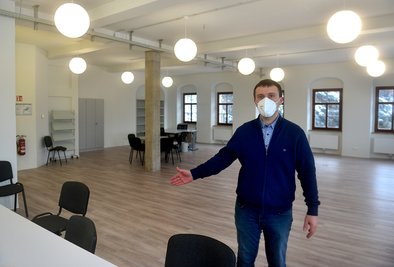 Dr. Mykola Borovyk, wissenschaftlicher Projektmitarbeiter der Stadt Frankenberg, der den Antrag zur Errichtung der Gedenkstätte vorbereitet. Er ist im Dokumentations- und Kommunikationszentrum in der Fischerschänke auf dem Gelände des früheren KZ zu sehen, das als Interimsgedenkstätte dienen soll.