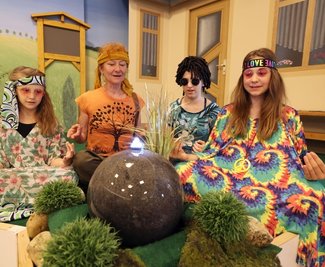 Martha Kux, Sabine Wehnert, Lene Kux und Hanna Lohse (von links) beten die wundersam entsprungene Wasserquelle an.