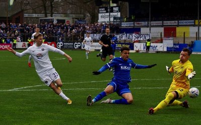 Sam Francis Schreck erzielt das 0:1. Die Meppener Bruno Gabriel Soares (Mitte) und Eric Domaschke haben das Nachsehen.