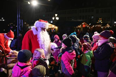 Auch der Weihnachtsmann wird am Samstag vor dem Gerätehaus erwartet.