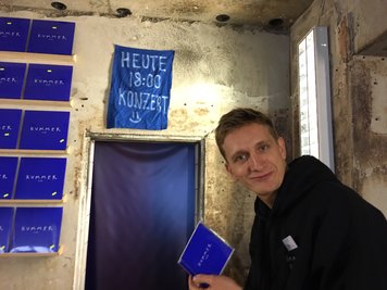 Der Künstler steht den ganzen Tag im Laden.