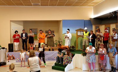 Seit zwei Jahren stehen die Bühnenaufbauten für die Komödie "Der Wasser-Fall" im Saal von Esches Gasthof in Falken. Inzwischen gehen die Proben des Dorftheaters in die heiße Phase. Die Hälfte der insgesamt acht Aufführungen ist schon ausverkauft. 