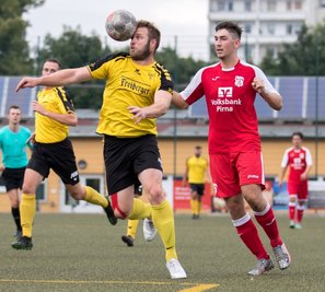 Mit Köpfchen: Rico Thomas (l.) auf dem Weg zur 1:0-Führung des BSC Freiberg gegen den 1. FC Pirna. Am Ende jubelte aber überraschend der Neuling. 