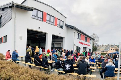 Zahlreiche Gäste haben am Sonntag am Feuerwehrdepot in Zschorlau ordentlich Umsatz mit Roster, Kuchen & Co. gemacht. Der Erlös geht an die Familie, die Ende Februar ihr Haus bei einem Brand verloren hat.
