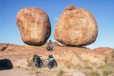 Rad-Abenteurer Thomas Meixner legte bei seiner Weltreise auch einen Foto-Stopp an den Devils Marbles in Australien ein.