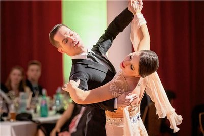 Die beiden Bälle, die jährlich in der Stadthalle stattfinden, genießen unter Tanzbegeisterten weit über Südwestsachsen hinaus einen guten Ruf. Neben dem Programm überzeugt offenbar nicht zuletzt auch das großzügige Platzangebot.
