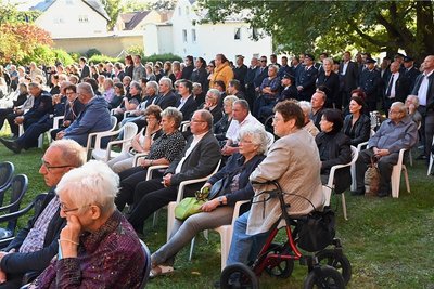 Vor der Lutherkirche verfolgten hunderte Limbach-Oberfrohnaer die Live-Übertragung der Trauerfeier.