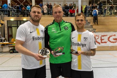 Räumten die Einzeltrophäen ab: Rico Thomas vom BSC Freiberg (bester Spieler), Erik Pomp aus Langhennersdorf (bester Torhüter) und Lukas Erler (BSC/v.l.) als bester Torschütze.