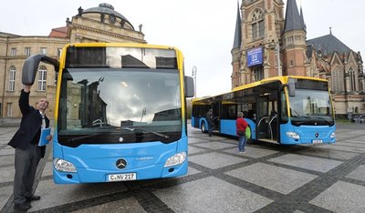 CVAG-Fahrer Olaf Meyer nimmt am Theaterplatz in Chemnitz die neuen Busse in Augenschein.