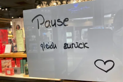 Wenn das Personal im Geschäft nicht ausreicht, helfen oft nur kreative Lösungen. 
