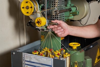 Die Speichen werden aus zwei Fäden geflochten. Die Fäden bestehen wiederum aus zwölf Litzen mit insgesamt 7200 Fasern.