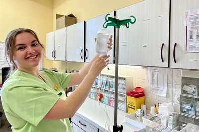 Schwester Luisa bereitet eine Infusion vor, denn auch die Medikamentengabe muss überwacht werden.