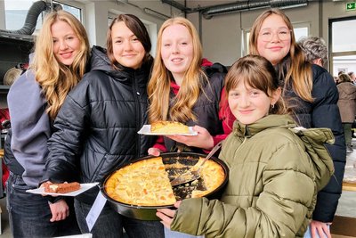 Stella Merovci, Milene Keller, Polly Sturm, Samira Sperlich (v. l.) und Alisia Merovic (v.) haben am Kuchenbasar geholfen.