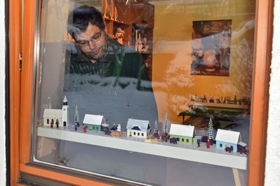 Marc Thierfelder ist professionell tätiger Fensterbrettl-Bauer im Erzgebirgsdorf Auerbach. Alles entsteht in Handarbeit.