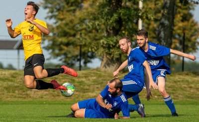 Der Geringswalder Gino Rausch wird hier zwar gestoppt, war aber ein Aktivposten im Angriffsspiel seiner Mannschaft. Die Rochlitzer Lukas Jaeckel, Max Deitert und Christopher Elsel warten weiter auf einen Sieg. 