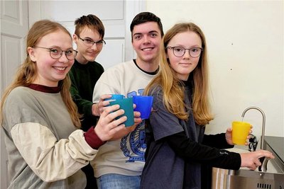 Anna-Maria Schmidt, Dustin Lorenz, Hans Seidel und Senna Schlesiger (von links) am neuen Trinkbrunnen im Speiseraum der Schule. 