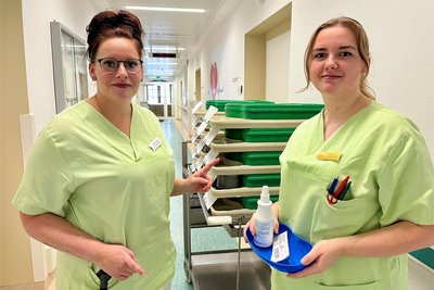 Praxisanleiterin Madlen Arnold (l.), hier im Bild mit Luisa Günther, hatte selbst während ihrer Ausbildung eine solche „Schülerstation“ erlebt. Heute fungiert sie als Ansprechpartnerin für die jungen Leute.
