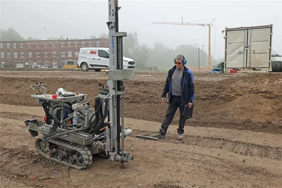Jan Hollmann von der Firma Terra-Mix prüft mit einer Rammsonde den verdichteten Untergrund für den Neubau.
