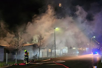 Beim Eintreffen der Feuerwehr stand das Heim teilweise im Vollbrand.