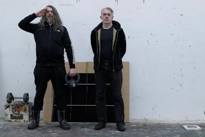 Jonathan Meese (links) und Neo Rauch sind eigentlich sehr unterschiedliche Künstlerseelen, jetzt gibt es Werke von ihnen in einer gemeinsamen Ausstellung zu sehen.