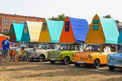 Adrett in Reih und Glied - farblich aber herrschte Vielfalt auf dem Areal der früheren Sachsenringwerke in Zwickau, wo Camper unter den Trabant-Enthusiasten zum 20. Trabitreff am Wochenende ihre Gefährte aufstellten, samt traditioneller "Pension Sachsenruh" auf dem Dach. Rund 300 DDR-Gefährte gab es zu sehen, vom rundgelutschten Klassiker P 50 über den heckfinnen-kantigen P 601 bis hin zu Frischluft-Exoten wie Trabi Kübel und Tramp.