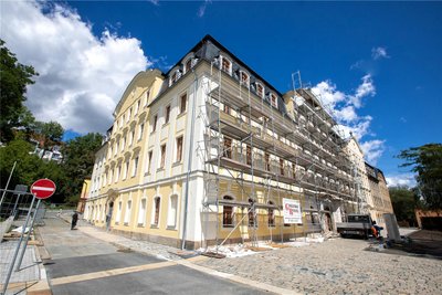 Lange war das Weisbachsche Haus in der Bleichstraße eingerüstet. Jetzt erstrahlt es in voller Schönheit, zumindest baulich. Auch ein eigener Parkplatz ist entstanden. Bis zur Eröffnung der „Fabrik der Fäden“ bleibt er allerdings geschlossen.