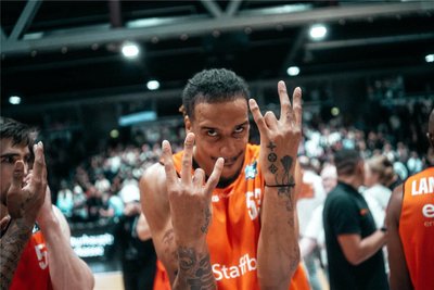 „So eine Energie in einem Team habe ich in meiner Karriere noch nie erlebt“, sagt Kevin Yebo von den Niners Chemnitz. Dass es so ist - daran hat auch der unermüdliche Kämpfer großen Anteil.