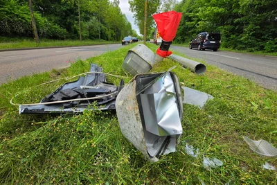 Die Straßenlaterne musste wegen Umsturzgefahr von der Feuerwehr abgeschnitten werden.