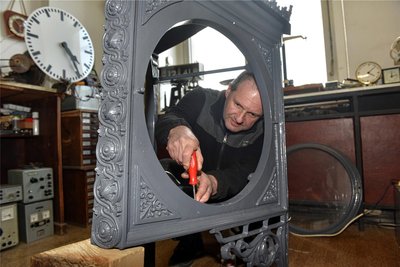 Fünf dieser sogenannten Nasenuhren besitzt er in der Sammlung, sie werden wieder aufgearbeitet.