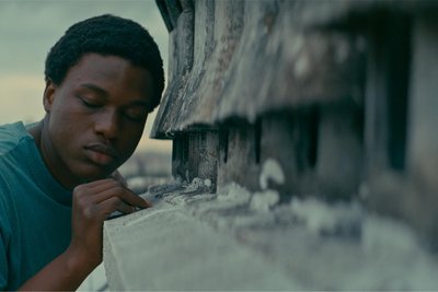 Youri (Alseni Bathily) lauscht Schornsteinen. Eine Szene aus dem Film „Gagarin - Einmal schwerelos und zurück“.