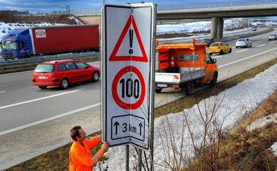 
              <p class="artikelinhalt">Nicht überall an sächsischen Autobahnen geht es so einfach: An der neuen A 72 bei Röhrsdorf klappt Straßenwärter Dietmar Schreckenbach von der Meisterei Chemnitz die Geschwindigkeitsbegrenzung von Tempo 100 vorerst wieder zu. Foto: Wolfgang Thieme</p>
            
