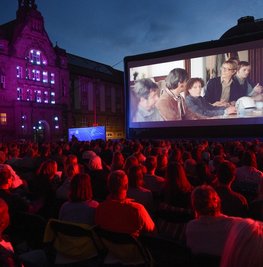 Die Filmnächte sollen auch in diesem Jahr wieder viele Besucher auf den Theaterplatz locken (das Bild stammt von 2019). Vom 1. Juli bis 29. August wartet ein vielfältiges Angebot auf Gäste. 