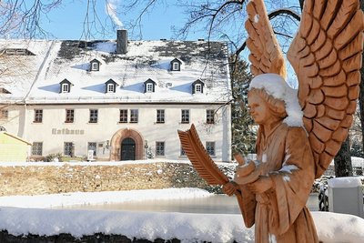 Die winterliche Pracht sorgt am Gelenauer Rathaus für ein herrliches Bild, stellt aber zugleich eine Herausforderung im Hinblick auf die Energie dar, wie der qualmende Schornstein vermuten lässt. 