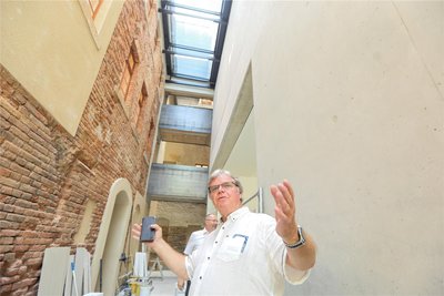 Bauleiter Hartmut Haupt in „seinem“ Reich, das Alt und Neu vereint.
