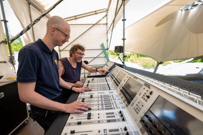 Robert Thomas (links) und Carsten Hundt, Tontechniker des Theaters Plauen-Zwickau, bei den Vorbereitungen für die Musicalpremiere im Parktheater.