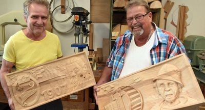 Am Projekt wirken auch die Schnitzer aus Geyer mit. Helmut Müller (links) hat Emil Fink, den Begründer des Hammerbundes, dargestellt. Hans Roscher widmet seine Arbeit dem legendären Hammerhansel . 