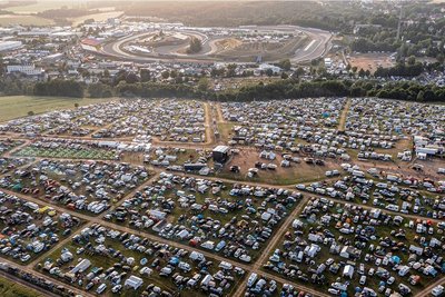 Mit laut Veranstalter mehr als 230.000 Besuchern war der Grand Prix auf dem Sachsenring wieder publikumsstärkste Großveranstaltung, was sich immer bereits an den Ausmaßen der Zeltstadt auf dem Ankerberg ablesen lässt.