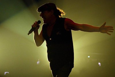 Großes Herz mit schwieligen Händen: Rock-Malocher Brian Johnson auf der Bühne mit AC/DC.