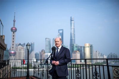 Bundeskanzler Olaf Scholz (SPD) spricht bei einem Pressestatement in Schanghai.